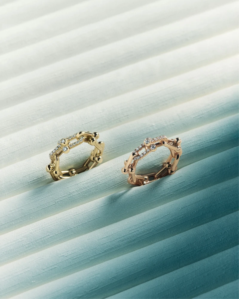 Tiffany HardWear 黃K金與玫瑰金鋪鑲鑽石戒指。