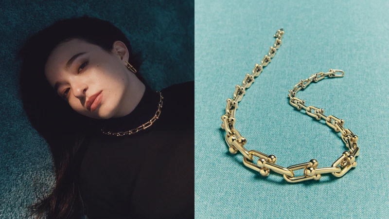 Mikey Madison佩戴Tiffany HardWear系列黃K金漸層扣環項鍊。