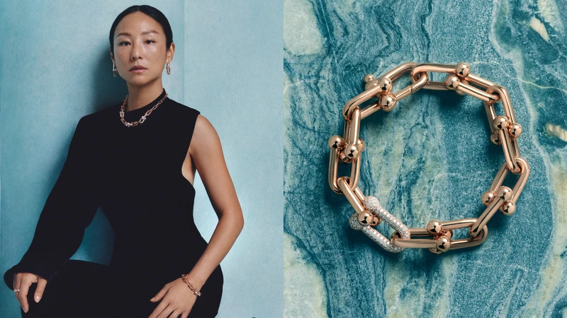 Greta Lee佩戴Tiffany HardWear系列玫瑰金鑲鑽扣環手鍊。