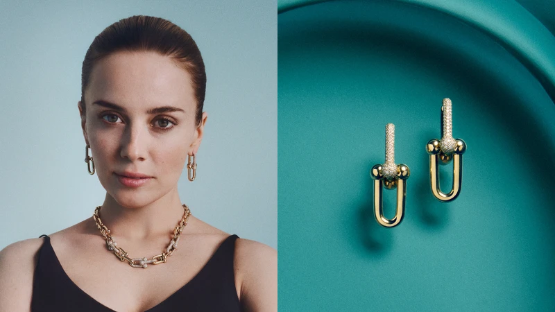 Anna Weyant佩戴Tiffany HardWear系列黃K金鋪鑲鑽石耳環。