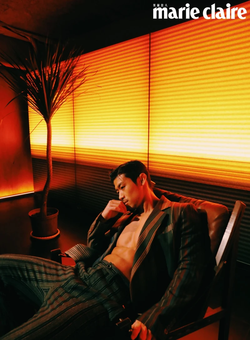 彩色條紋西裝外套、黑褐條紋西裝褲,Both by Vivienne Westwood。 彩色條紋西裝外套、黑褐條紋西裝褲,Both by Vivienne Westwood。