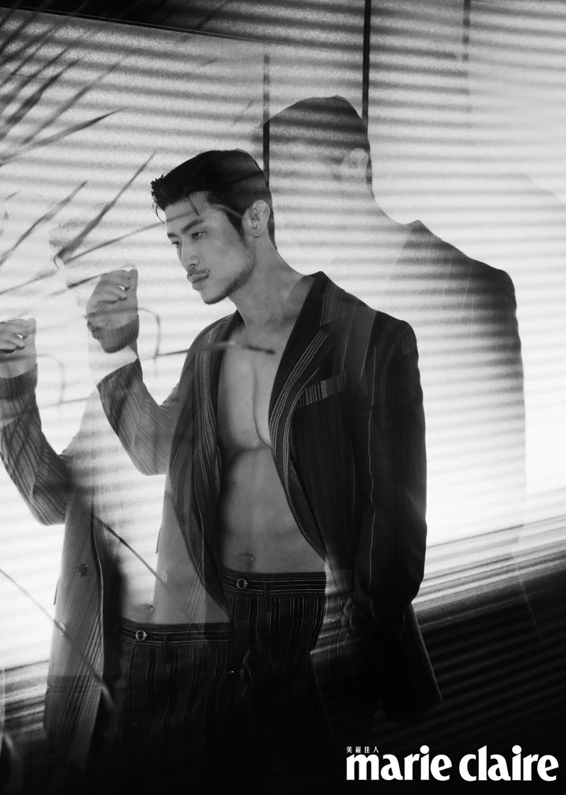 彩色條紋西裝外套、黑褐條紋西裝褲,Both by Vivienne Westwood。 彩色條紋西裝外套、黑褐條紋西裝褲,Both by Vivienne Westwood。