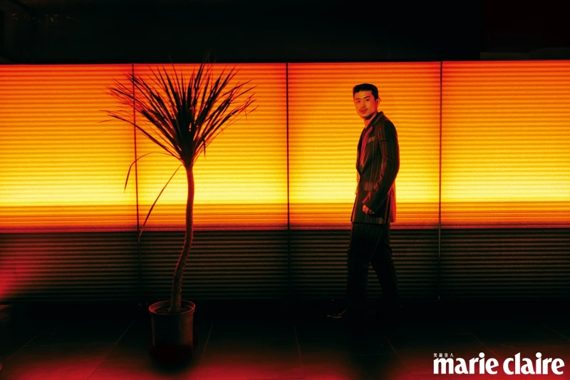 彩色條紋西裝外套、黑褐條紋西裝褲,Both by Vivienne Westwood;黑色皮鞋,by GrensonXCraig Green。 彩色條紋西裝外套、黑褐條紋西裝褲,Both by Vivienne Westwood;黑色皮鞋,by GrensonXCraig Green。