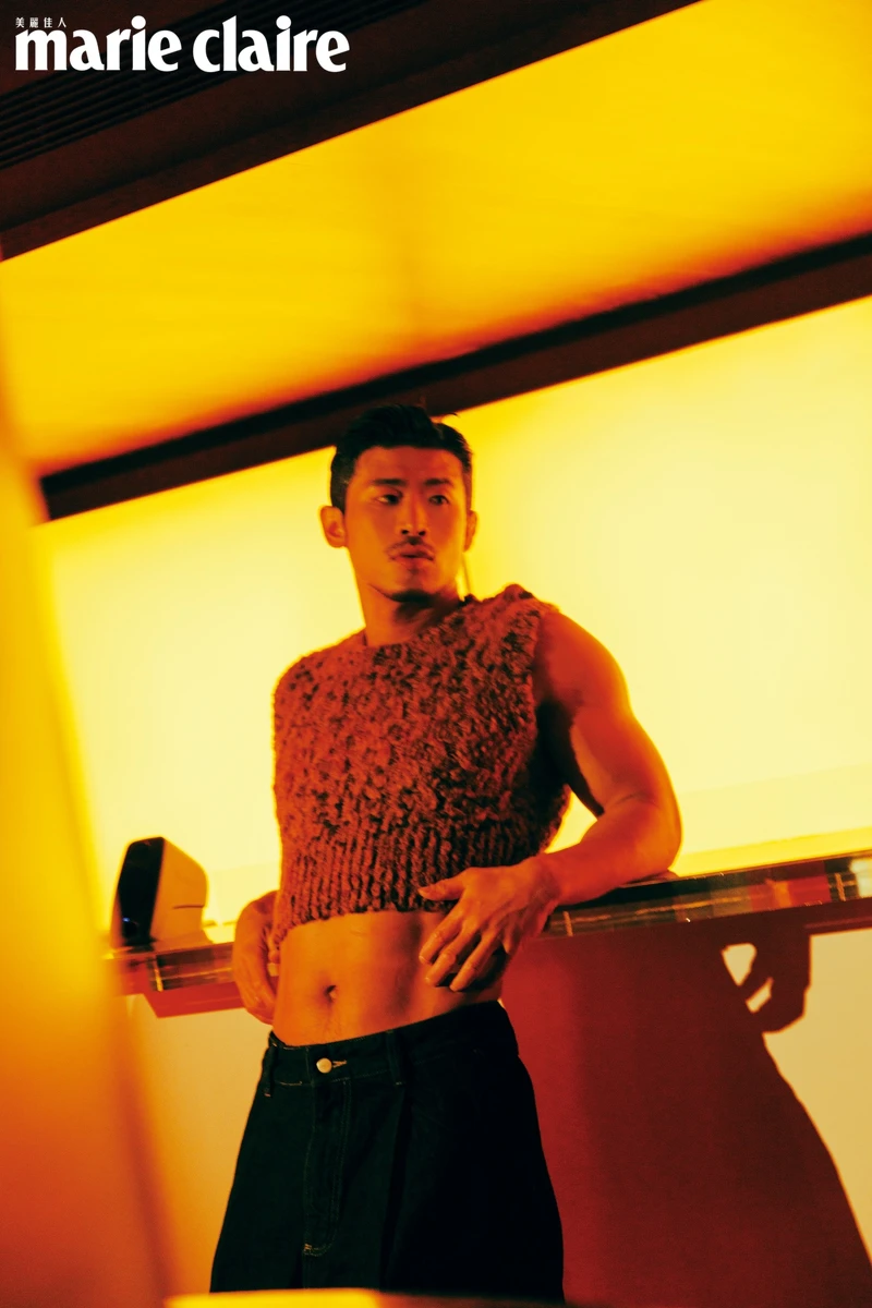 針織短背心,YMC(Hotel V);燈籠牛仔工褲,Studio Nicholson(Hotel V)。 針織短背心,YMC(Hotel V);燈籠牛仔工褲,Studio Nicholson(Hotel V)。