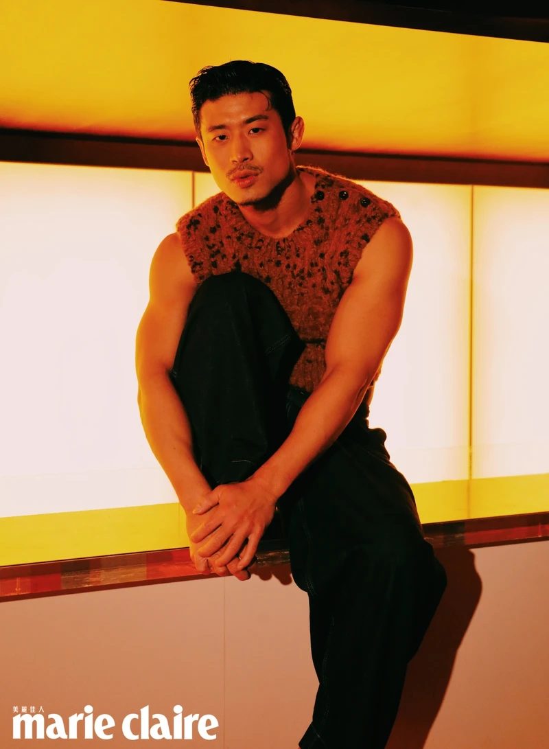 針織短背心,YMC(Hotel V);燈籠牛仔工褲,Studio Nicholson(Hotel V)。 針織短背心,YMC(Hotel V);燈籠牛仔工褲,Studio Nicholson(Hotel V)。