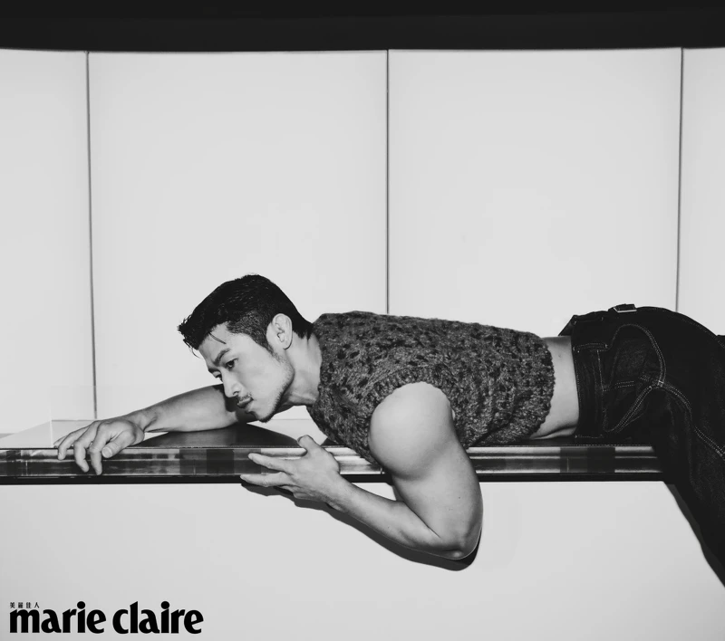 針織短背心,YMC(Hotel V);燈籠牛仔工褲,Studio Nicholson(Hotel V)。 針織短背心,YMC(Hotel V);燈籠牛仔工褲,Studio Nicholson(Hotel V)。