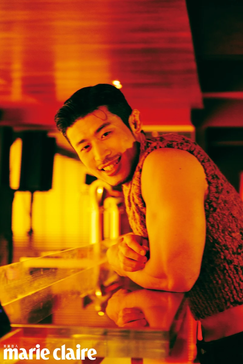 針織短背心,YMC(Hotel V);燈籠牛仔工褲,Studio Nicholson(Hotel V)。 針織短背心,YMC(Hotel V);燈籠牛仔工褲,Studio Nicholson(Hotel V)。