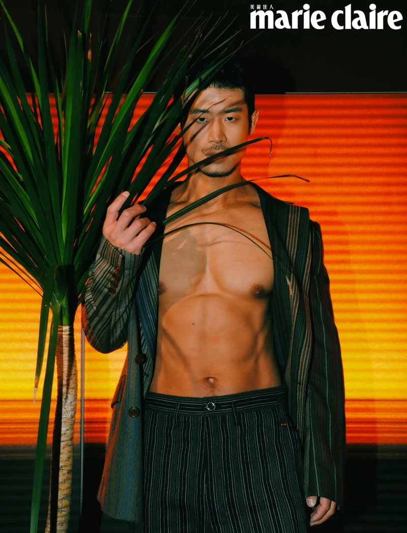 彩色條紋西裝外套、黑褐條紋西裝褲,Both by Vivienne Westwood。 彩色條紋西裝外套、黑褐條紋西裝褲,Both by Vivienne Westwood。