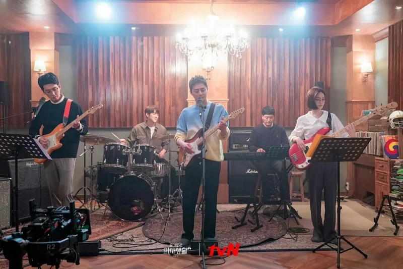 99s五人幫所組成的樂團「美都與Falasol」獻唱《機智住院醫生生活》主題曲。 99s五人幫所組成的樂團「美都與Falasol」獻唱《機智住院醫生生活》主題曲。