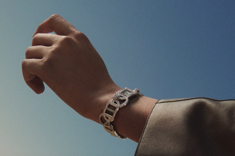 愛馬仕以標誌性的 Chaîne d’ancre 錨鏈元素為靈感,創造出全新腕錶與胸針時計Maillon libre