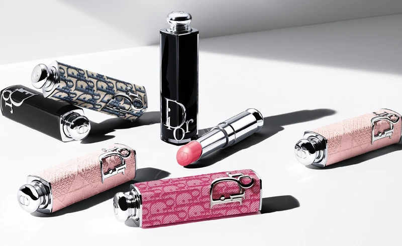 迪奧癮誘唇膏2025年新色與外殼情境圖。 迪奧癮誘唇膏2025年新色與外殼情境圖。