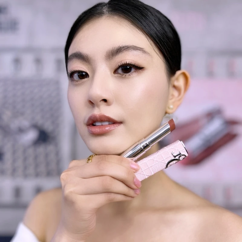 迪奧癮誘唇膏#428蜜桃奶茶實擦試色。 迪奧癮誘唇膏#428蜜桃奶茶實擦試色。