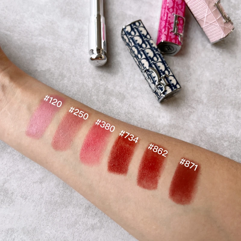 迪奧癮誘唇膏2025年新色#120、#250、#380、#734、#862、#871手部試色。 迪奧癮誘唇膏2025年新色#120、#250、#380、#734、#862、#871手部試色。