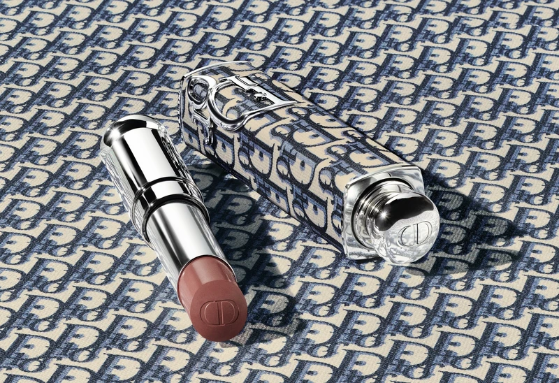 迪奧2025全新癮誘唇膏外殼DIOR Oblique經典緹花情境圖。 迪奧2025全新癮誘唇膏外殼DIOR Oblique經典緹花情境圖。
