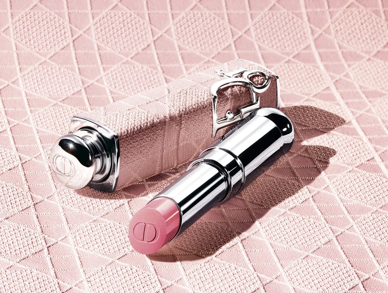 迪奧2025全新癮誘唇膏外殼TUTU粉紅藤格紋情境圖。 迪奧2025全新癮誘唇膏外殼TUTU粉紅藤格紋情境圖。