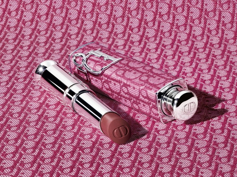 迪奧2025全新癮誘唇膏外殼PINKMANIA桃粉緹花情境圖。 迪奧2025全新癮誘唇膏外殼PINKMANIA桃粉緹花情境圖。