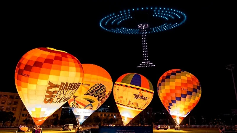 2025臺灣國際熱氣球嘉年華會看到無人機排出哆啦A夢的竹蜻蜓！