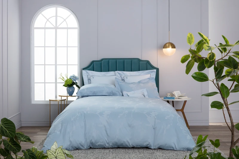 鳳羽雲霓緹花 雙人四件式床組 義大利原裝(晴天藍),NT:46,800 鳳羽雲霓緹花 雙人四件式床組 義大利原裝(晴天藍),NT:46,800