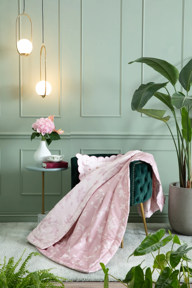 野草莓經典蠶絲涼感純棉印花涼被 單人,NT:8,980 野草莓經典蠶絲涼感純棉印花涼被 單人,NT:8,980