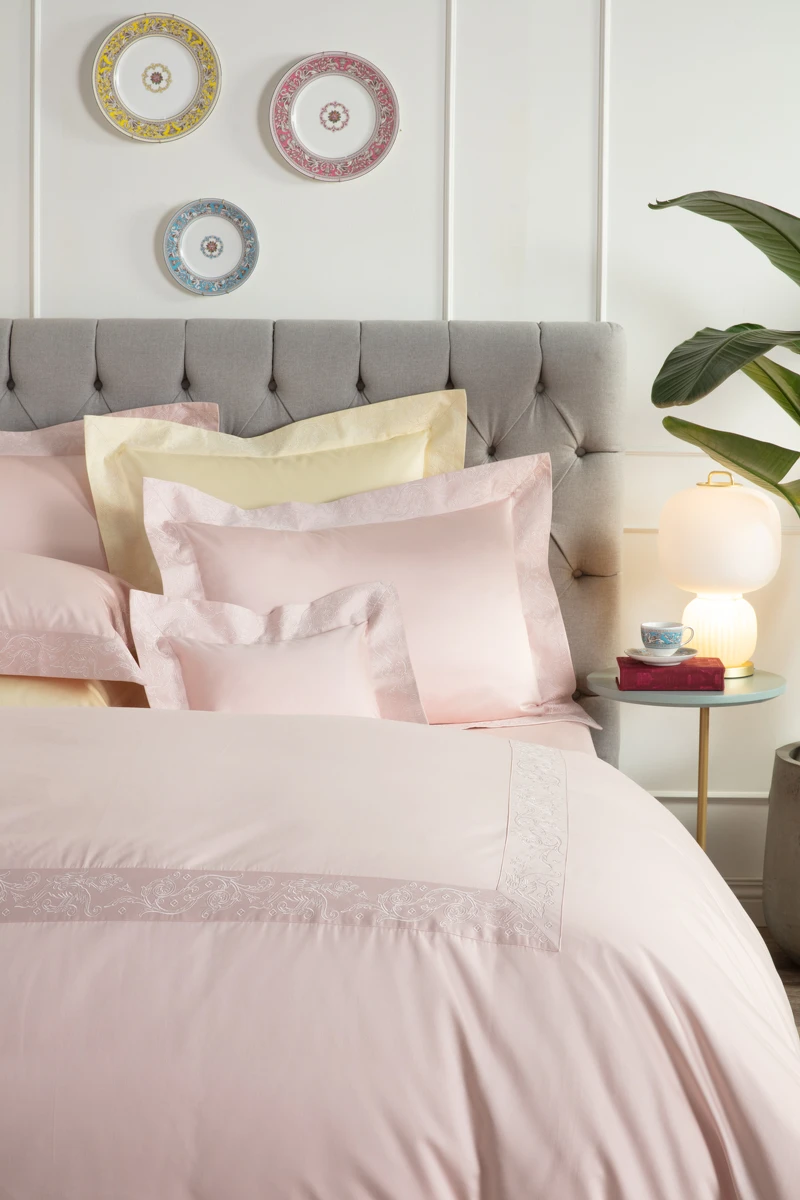 佛羅倫斯600 織紗埃及棉刺繡 雙人四件式床組(碧空灰、晶透黃、柔胭粉),NT:24,800 佛羅倫斯600 織紗埃及棉刺繡 雙人四件式床組(碧空灰、晶透黃、柔胭粉),NT:24,800