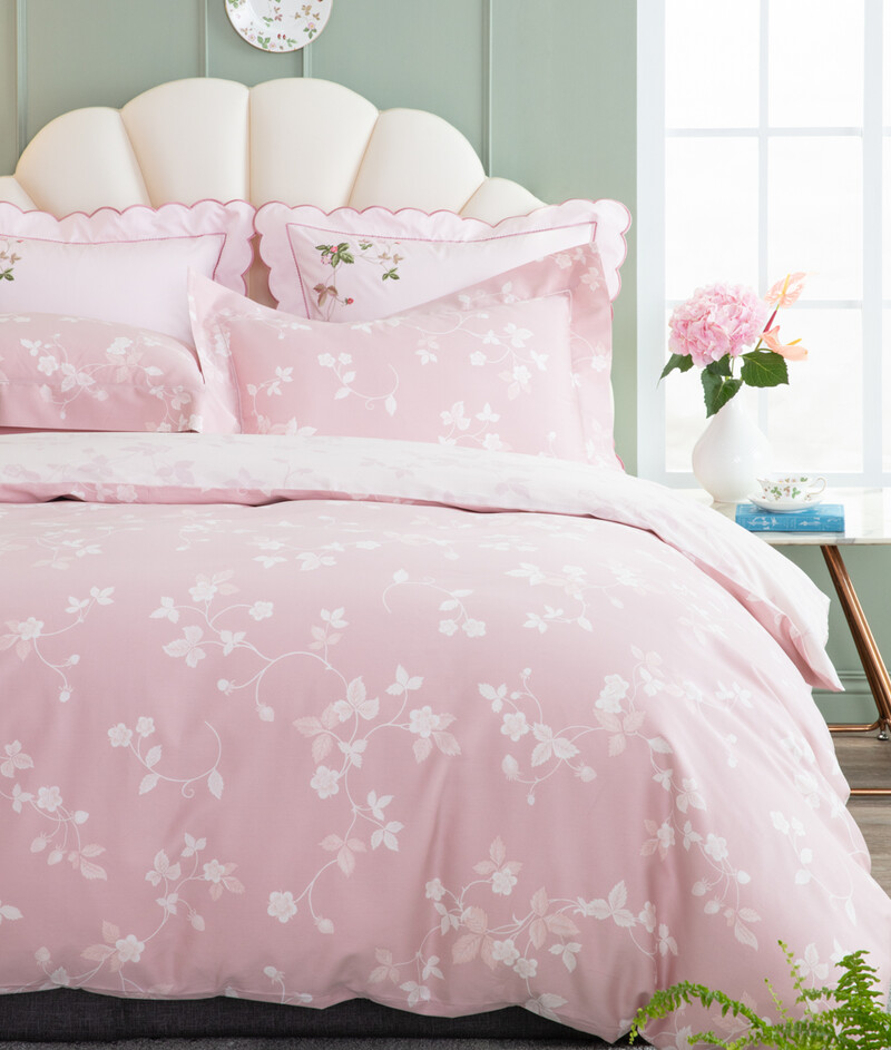 野草莓經典印花 雙人四件式床組 義大利原裝(蜜桃粉),NT:42,800 野草莓經典印花 雙人四件式床組 義大利原裝(蜜桃粉),NT:42,800