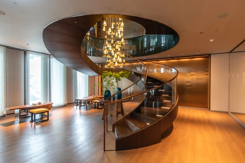 大廳氣勢滂薄的迴旋梯空間。 大廳氣勢滂薄的迴旋梯空間。