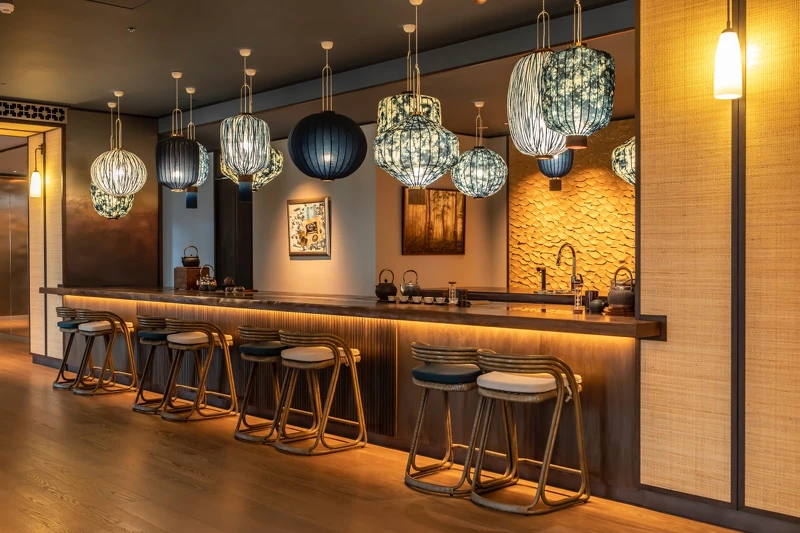 長達8米的茶吧台以荷蘭品牌「Taiwan-Lantern」點綴。 長達8米的茶吧台以荷蘭品牌「Taiwan-Lantern」點綴。