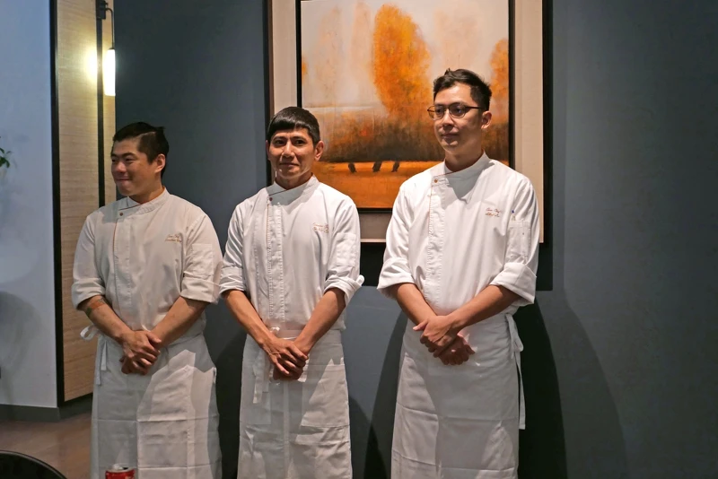 由行政主廚林菊偉(中)帶領廚藝團隊。 由行政主廚林菊偉(中)帶領廚藝團隊。