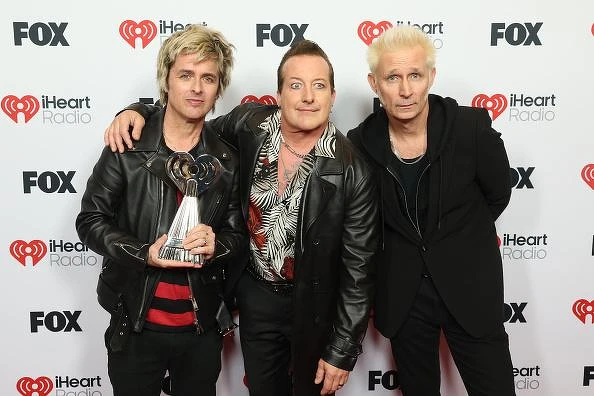 Green Day 出席 2025 年 3 月 17 日在加州好萊塢 Dolby Theatre 舉行的 2025 iHeartRadio Music Awards。