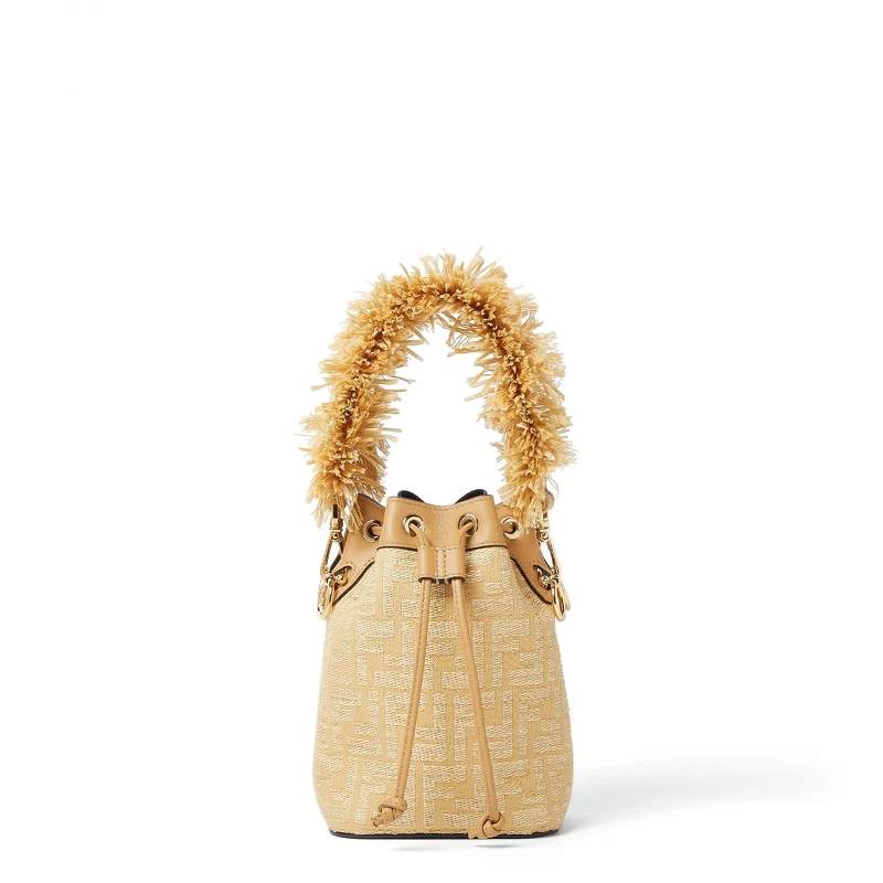 FENDI 拉菲草編織 抽鬚造型提把 FF LOGO 水桶包 建議售價NT$63,200 FENDI 拉菲草編織 抽鬚造型提把 FF LOGO 水桶包 建議售價NT$63,200