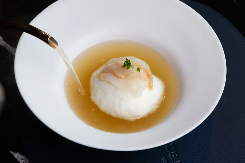 浮雲雞湯_以當令日本山藥打成泥與蛋白製成，漂浮於高湯表層如雲朵般的夢幻
