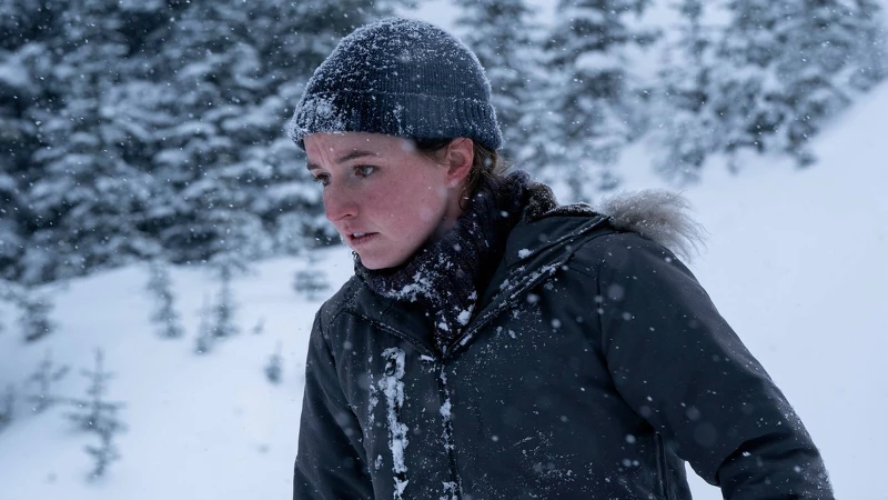 不同於遊戲,影集中一開始就揭露艾比是火螢成員等資訊。 不同於遊戲,影集中一開始就揭露艾比是火螢成員等資訊。