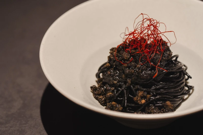 「黑咖喱肉醬墨魚麵」。