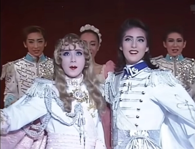 天海祐希身旁是涼風真世(左)飾演奧斯卡 天海祐希身旁是涼風真世(左)飾演奧斯卡