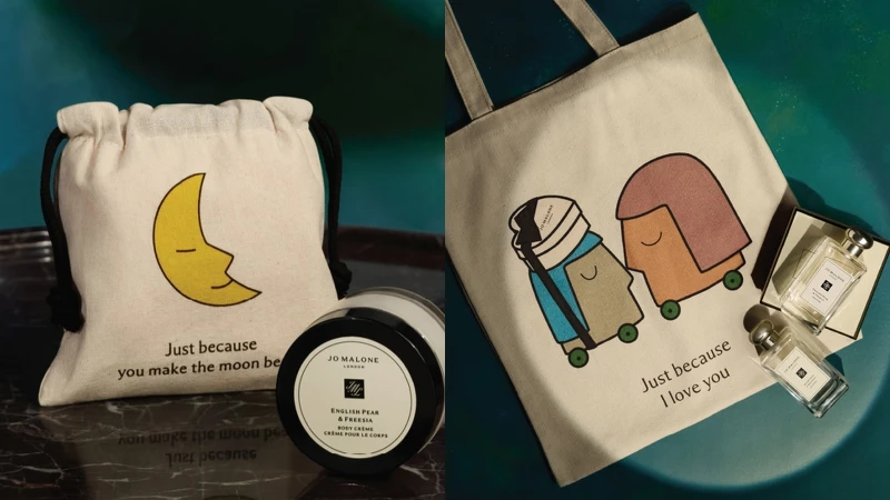 Jo Malone London 驚喜療癒系列貼紙組、磁鐵組、束口袋與托特包等於2025母親節活動百貨專櫃現身,為母親節香氛禮物帶來更多驚喜與回憶(數量有限,贈完為止)。 Jo Malone London 驚喜療癒系列貼紙組、磁鐵組、束口袋與托特包等於2025母親節活動百貨專櫃現身,為母親節香氛禮物帶來更多驚喜與回憶(數量有限,贈完為止)。