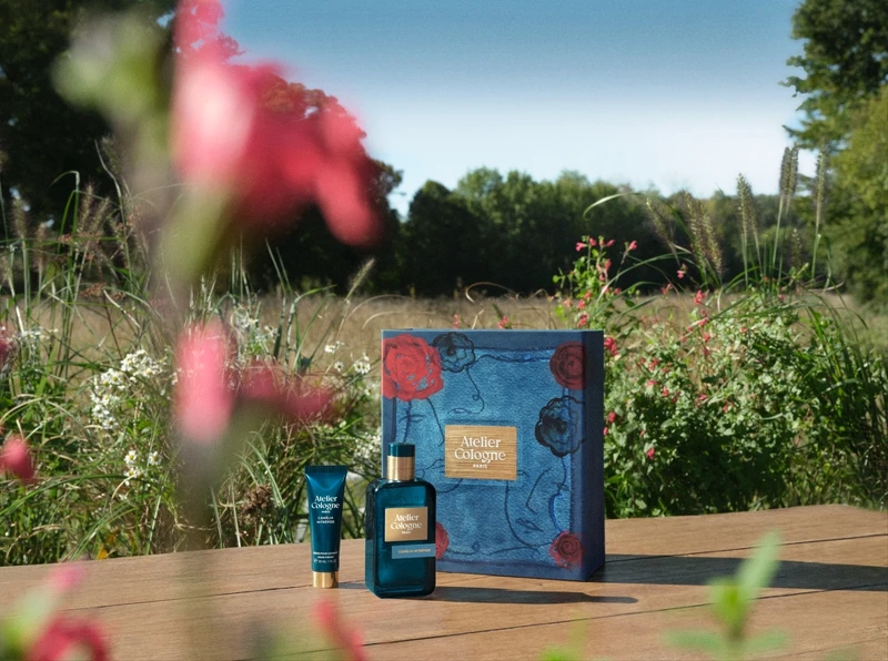 Atelier Cologne法國歐瓏母親節限定包裹絲巾形象圖。 Atelier Cologne法國歐瓏母親節限定包裹絲巾形象圖。