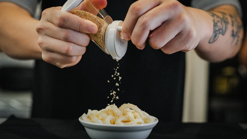 芝麻增添了烏龍麵的口感與風味。 芝麻增添了烏龍麵的口感與風味。