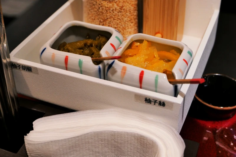 位置一旁就有醬料組合,可自由隨性搭配。 位置一旁就有醬料組合,可自由隨性搭配。