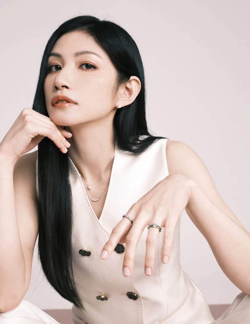 KOKOROBOSHI系列訂婚鑽戒、MANI HALF永恆戒、食指排鑽戒指:SELENE永恆戒、VERUM珍珠鑽石耳環、FOMALHAUT鑽石項鍊、NASHIRA排鑽項鍊。 KOKOROBOSHI系列訂婚鑽戒、MANI HALF永恆戒、食指排鑽戒指:SELENE永恆戒、VERUM珍珠鑽石耳環、FOMALHAUT鑽石項鍊、NASHIRA排鑽項鍊。