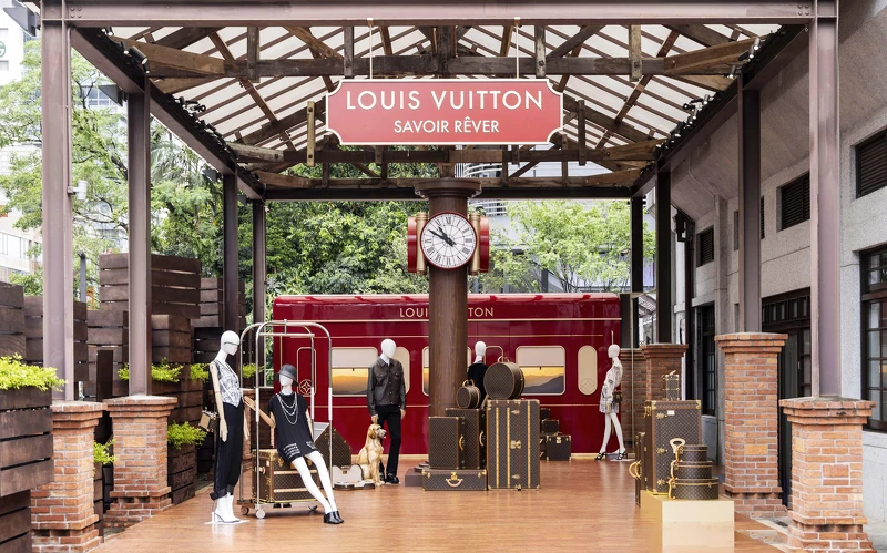 2025年，《Savoir Rêver》全新典藏工藝展呼應品牌旅行精神，打造出一座19世紀的巴黎火車站。