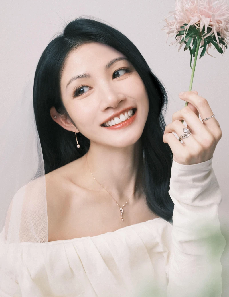 AMANOGAWA天之川系列婚戒、HELENE永恆戒、HIMALIA鑽石耳環(耳骨)、I-PRIMO Collection珍珠耳環、ILLUMINARE鑽石項鍊。 AMANOGAWA天之川系列婚戒、HELENE永恆戒、HIMALIA鑽石耳環(耳骨)、I-PRIMO Collection珍珠耳環、ILLUMINARE鑽石項鍊。