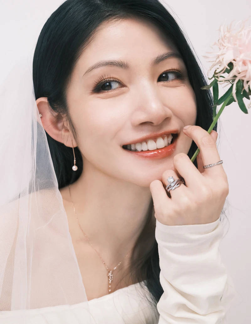 AMANOGAWA天之川系列婚戒、HELENE永恆戒(食指)、HIMALIA鑽石耳環(耳骨)、I-PRIMO Collection珍珠耳環、ILLUMINARE鑽石項鍊。 AMANOGAWA天之川系列婚戒、HELENE永恆戒(食指)、HIMALIA鑽石耳環(耳骨)、I-PRIMO Collection珍珠耳環、ILLUMINARE鑽石項鍊。