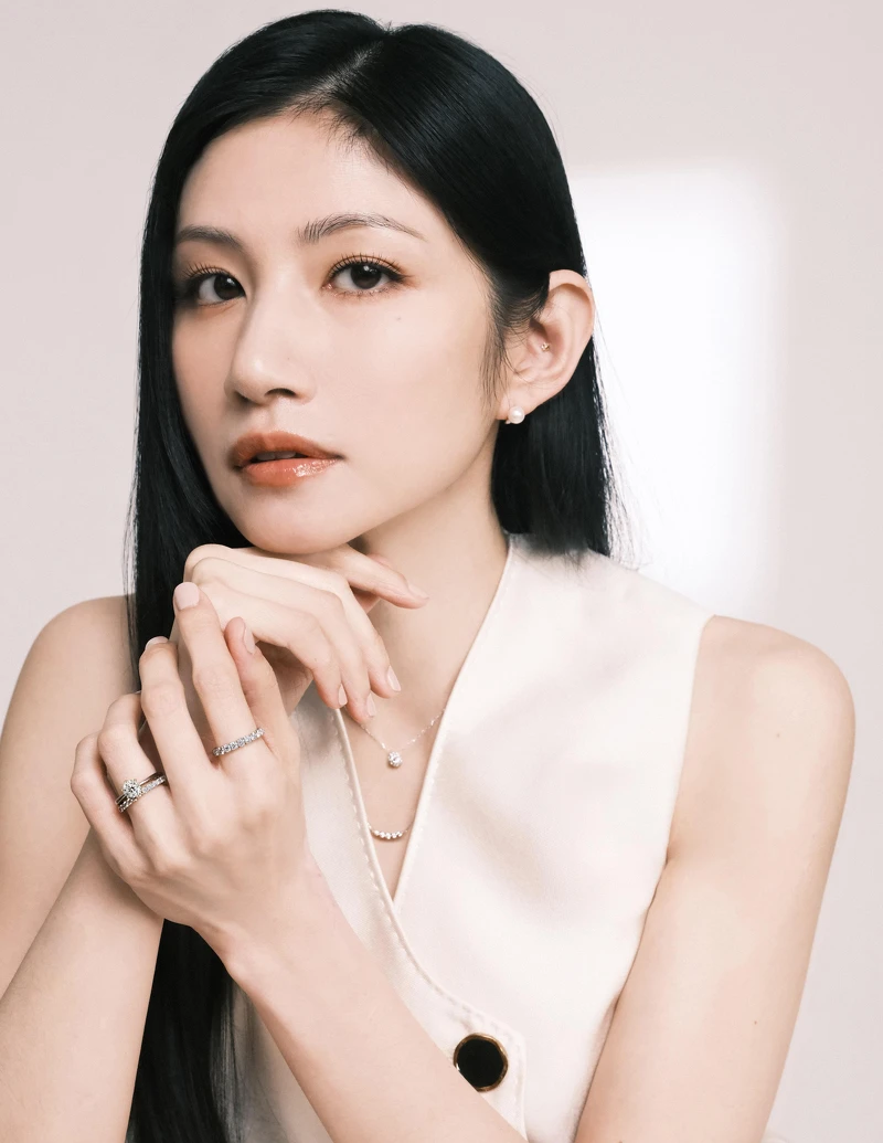 KOKOROBOSHI系列訂婚鑽戒、MANI HALF永恆戒、食指排鑽戒指:SELENE永恆戒、VERUM珍珠鑽石耳環、FOMALHAUT鑽石項鍊、NASHIRA排鑽項鍊。 KOKOROBOSHI系列訂婚鑽戒、MANI HALF永恆戒、食指排鑽戒指:SELENE永恆戒、VERUM珍珠鑽石耳環、FOMALHAUT鑽石項鍊、NASHIRA排鑽項鍊。