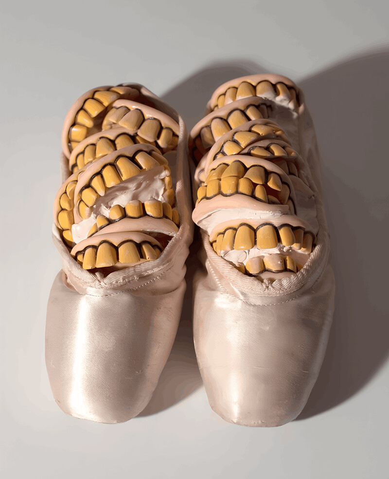 羅娜・龐迪克,〈芭雷舞鞋與牙齒〉,1991|芭蕾舞鞋、橡膠牙齒與環氧樹脂|3 1/2 x 6 1/2 x 8 1/2 in | 8.89 x 16.51 x 21.59 cm|圖片為藝術家及路由藝術所有 羅娜・龐迪克,〈芭雷舞鞋與牙齒〉,1991|芭蕾舞鞋、橡膠牙齒與環氧樹脂|3 1/2 x 6 1/2 x 8 1/2 in | 8.89 x 16.51 x 21.59 cm|圖片為藝術家及路由藝術所有