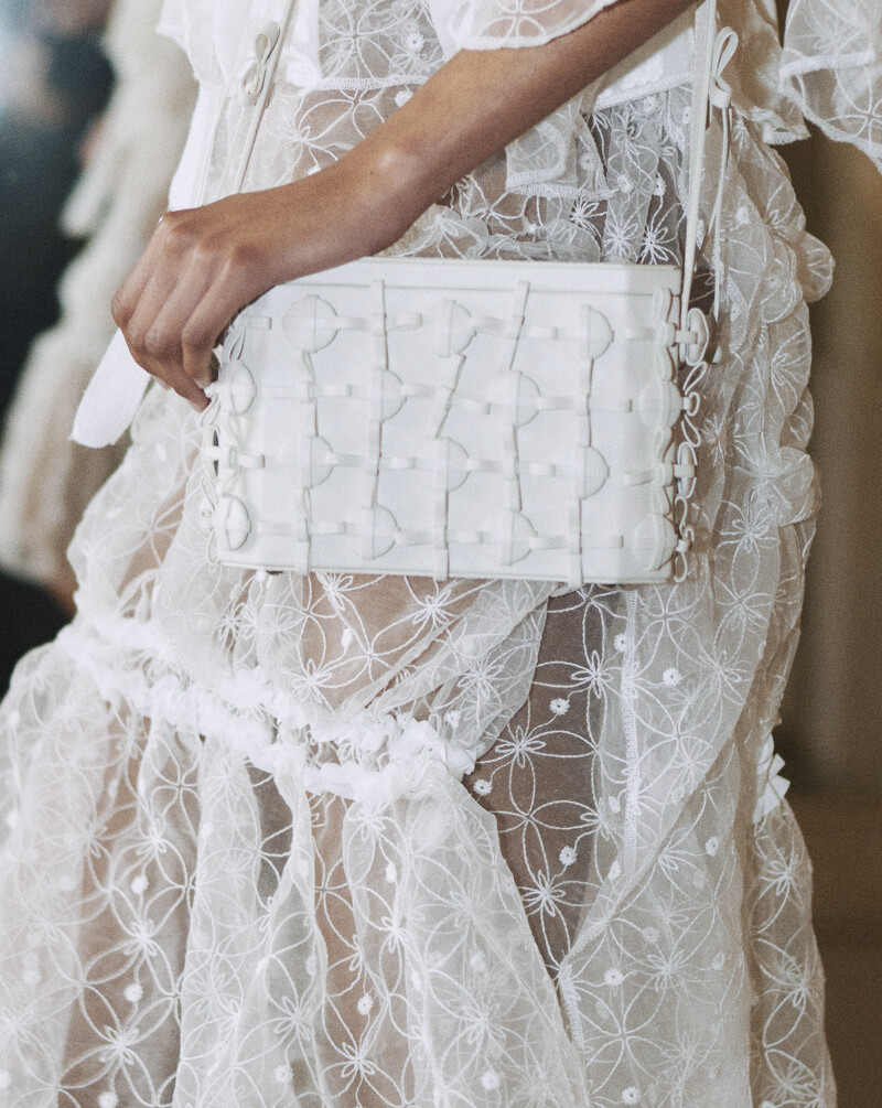 設計師Róisín Pierce的作品可以看見許多精湛的細膩細節，包含精緻的刺繡、細緻的手工、裝飾環、蝴蝶結與花卉圖騰等，非常迷人。