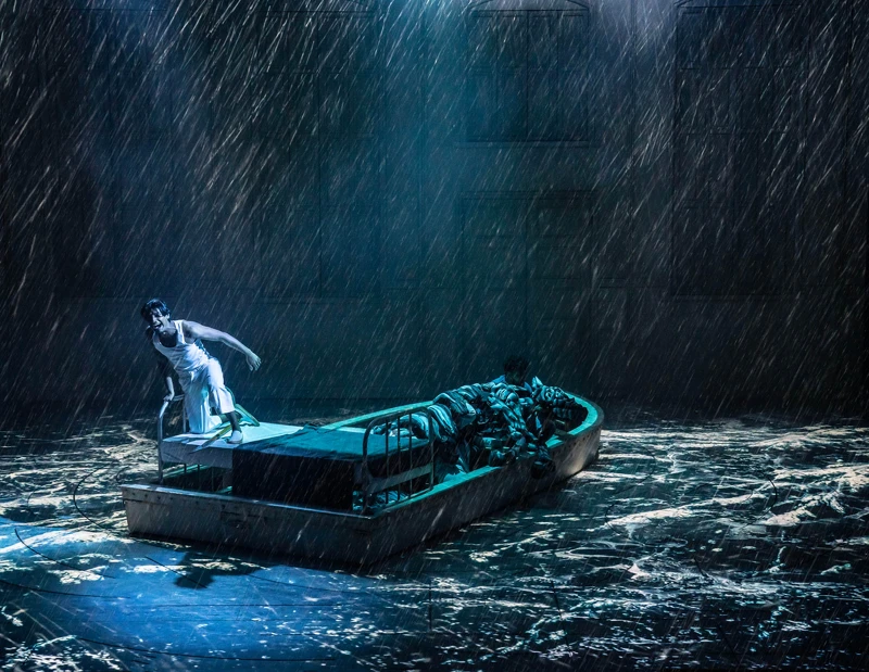 《少年PI的奇幻漂流》舞台劇劇照(攝影|Johan Persson) 《少年PI的奇幻漂流》舞台劇劇照(攝影|Johan Persson)