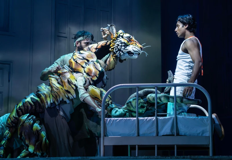 《少年PI的奇幻漂流》舞台劇劇照(攝影|Johan Persson) 《少年PI的奇幻漂流》舞台劇劇照(攝影|Johan Persson)