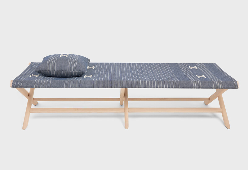 木質及緹花織物日光浴床，NT120,000。