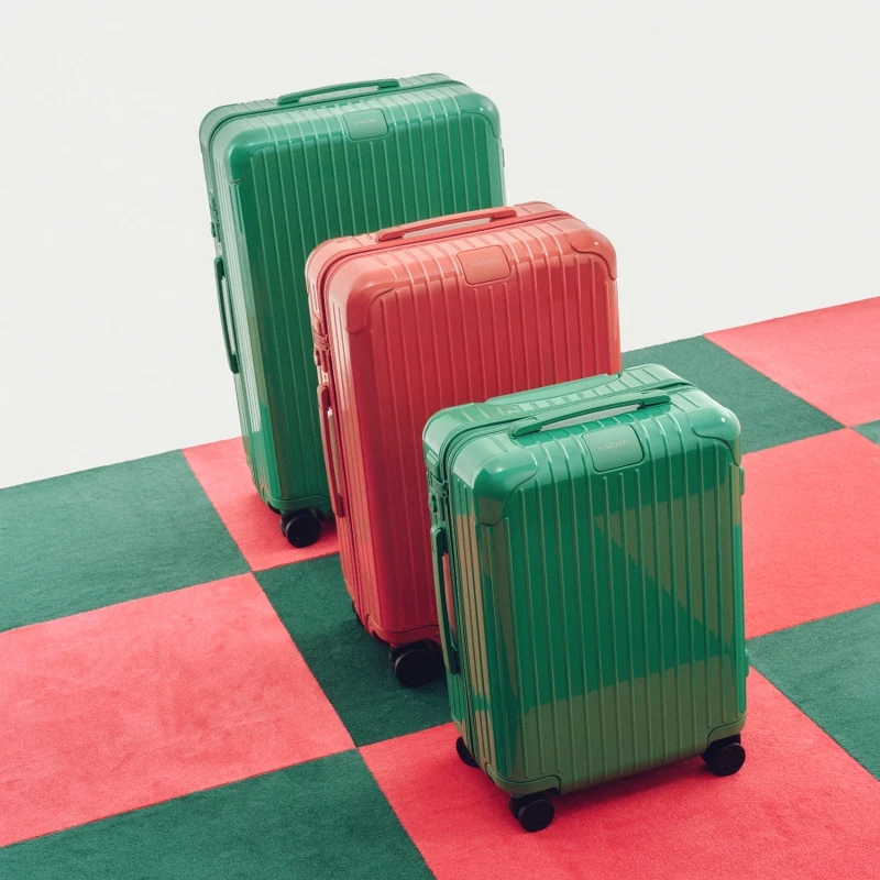 石榴紅、仙踪綠RIMOWA Essential Cabin行李箱 NT30,500、Essential Check-In M石榴紅 NT35,200、Essential Check-In L仙踪綠 NT38,200、Essential Trunk Plus石榴紅、仙踪綠 NT48,400