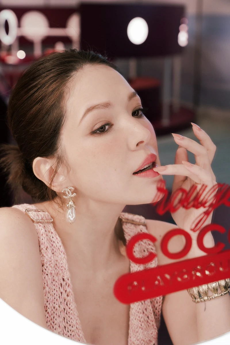 (許瑋甯唇色為香奈兒COCO晶亮潤唇膏 #758粉櫻) (許瑋甯唇色為香奈兒COCO晶亮潤唇膏 #758粉櫻)